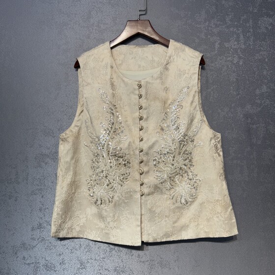 2025 autumn new heavy industry nailed beaded embroidered vest new Chinese style layered vest style beautiful and mature style
2025 autumn new heavy industry nailed beaded embroidered vest new Chinese style layered vest style beautiful and mature style