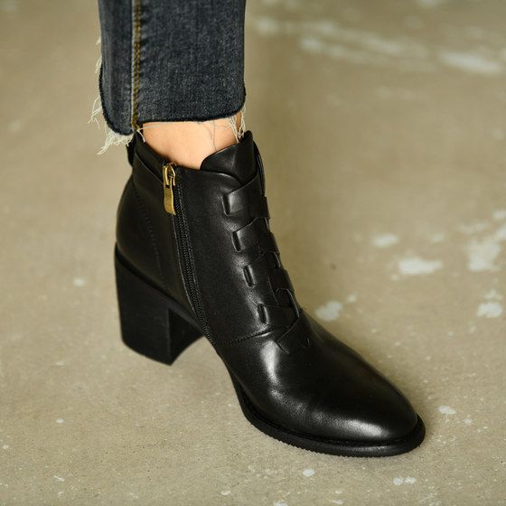Short boots for women's middle heels and nude boots black p leather boots for women 2020 autumn and winter new thick heel round toe single boot fashion
Short boots for women's middle heels and nude boots black p leather boots for women 2020 autumn and winter new thick heel round toe single boot fashion
