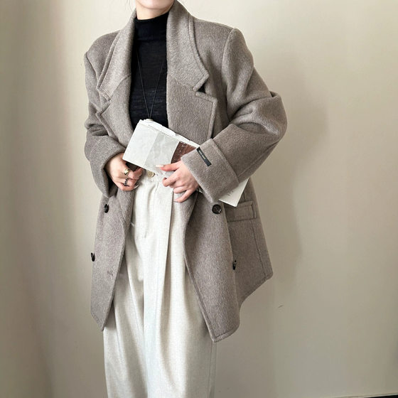 Cashmere retro suit collar rolled sleeves double-breasted three-dimensional cut mid-length double-sided wool coat women's woolen jacket
Cashmere retro suit collar rolled sleeves double-breasted three-dimensional cut mid-length double-sided wool coat women's woolen jacket