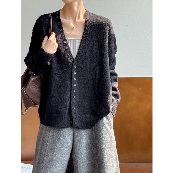 Trendy clothes look at the 2025 autumn new temperament design V-neck knitted cardigan women's long-sleeved sweater top design 
Trendy clothes look at the 2025 autumn new temperament design V-neck knitted cardigan women's long-sleeved sweater top design