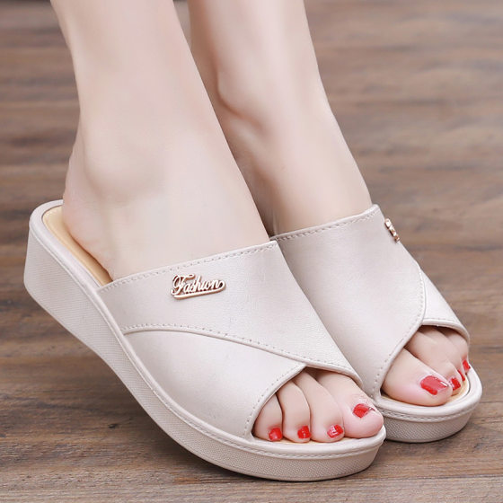 Thick heel slippers for women going out for fashion summer new super soft integrated plastic shoes middle-aged mother flip-flops
Thick heel slippers for women going out for fashion summer new super soft integrated plastic shoes middle-aged mother flip-flops