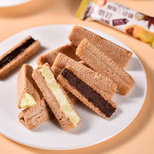 熔岩三角酥30包巧克力味夹心威化饼干休闲小零食品官方补贴