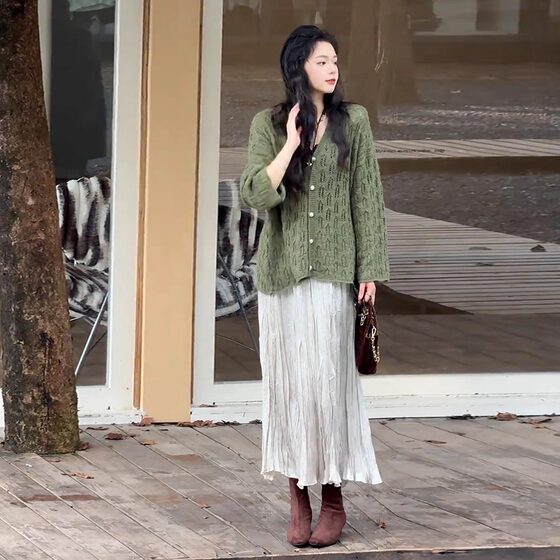 Green long-sleeved V-neck hollow sweater top for women, autumn and winter temperament, pearl-breasted design, white pullover sweater 
Green long-sleeved V-neck hollow sweater top for women, autumn and winter temperament, pearl-breasted design, white pullover sweater