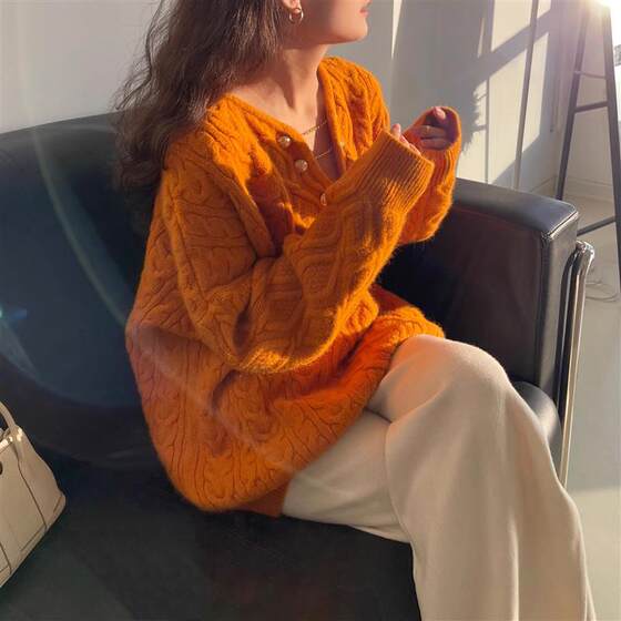 Orange V-neck Twist Sweater for Women in 2025 Autumn and Winter New Temperament Gentle Pullover Knitted Top Loose Outer Wear 
Orange V-neck Twist Sweater for Women in 2025 Autumn and Winter New Temperament Gentle Pullover Knitted Top Loose Outer Wear
