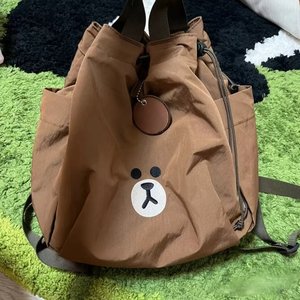 Large capacity drawstring backpack 2025 new cartoon bear backpack brown work class commuting schoolbag women's style 
Large capacity drawstring backpack 2025 new cartoon bear backpack brown work class commuting schoolbag women's style
