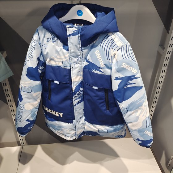The same style as 361 degree children's 23 winter boys short medium-length thickened warm down jacket in supermarkets
The same style as 361 degree children's 23 winter boys short medium-length thickened warm down jacket in supermarkets