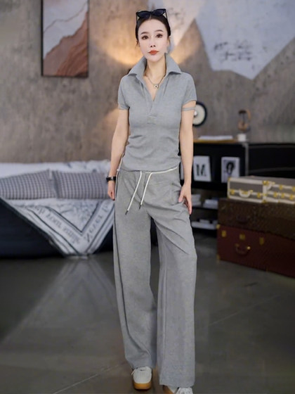 Summer outfit with a complete set of fashionable high-end gray POLO collar design short-sleeved T-shirt for women's sports and casual straight pants
Summer outfit with a complete set of fashionable high-end gray POLO collar design short-sleeved T-shirt for women's sports and casual straight pants