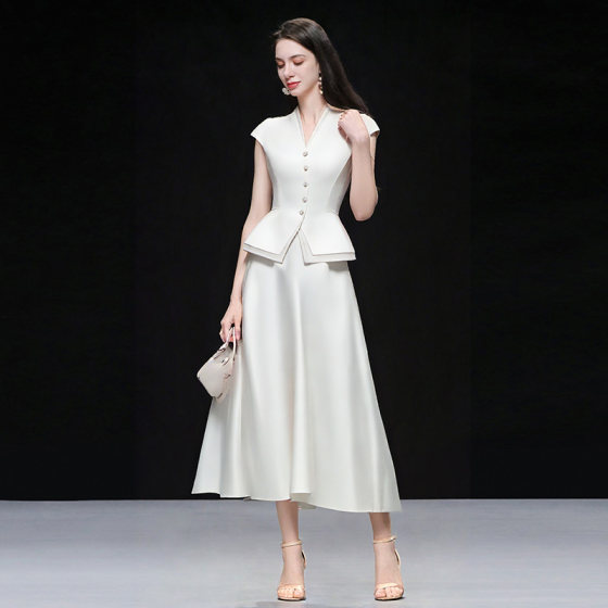 2025 summer new fashionable simple style intellectual waist-hugging V-neck top + high-waisted A-line large skirt suit
2025 summer new fashionable simple style intellectual waist-hugging V-neck top + high-waisted A-line large skirt suit