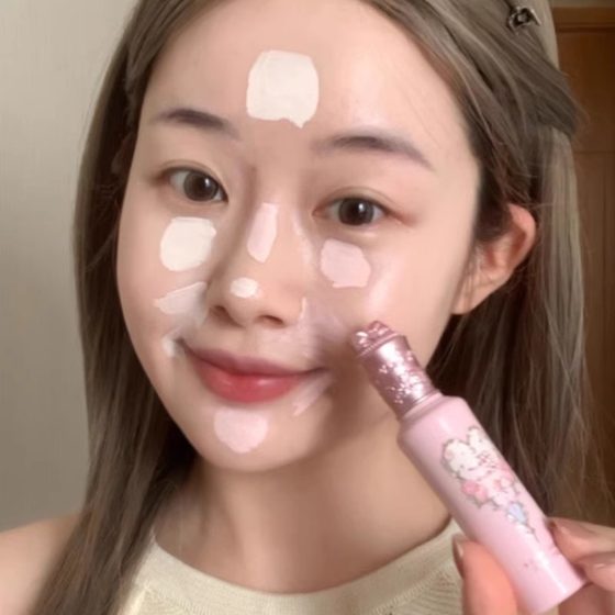 The God of Bang Bang!!! Hua Yin Ji Hua Loves to Brighten Concealer Natural Highlight Liquid Moisturizes and Expansion Color
The God of Bang Bang!!! Hua Yin Ji Hua Loves to Brighten Concealer Natural Highlight Liquid Moisturizes and Expansion Color