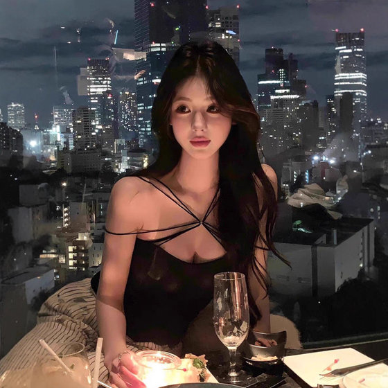 Sexy black thin strap crossed off-shoulder vest female sexy lady pure tight top showing off her figure
Sexy black thin strap crossed off-shoulder vest female sexy lady pure tight top showing off her figure