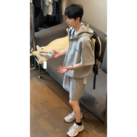 Niche designer men's hooded sweatshirt shorts for boys with a complete set of summer casual sportswear
Niche designer men's hooded sweatshirt shorts for boys with a complete set of summer casual sportswear