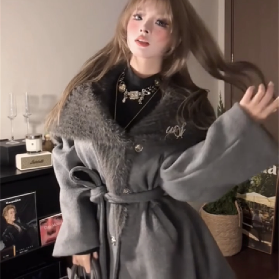 Retro high-end gray fur collar spliced wool coat for women in winter temperament short lace-up waist tweed coat
Retro high-end gray fur collar spliced wool coat for women in winter temperament short lace-up waist tweed coat