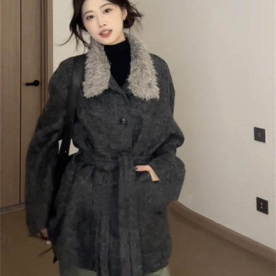 Korean retro gray wool collar woolen coat for women in autumn and winter new style high-end temperament lace-up waist wool coat
Korean retro gray wool collar woolen coat for women in autumn and winter new style high-end temperament lace-up waist wool coat