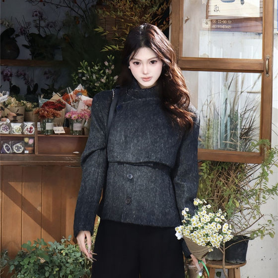 Retro high-end black small fragrance wool coat for women in winter design temperament waist-hugging short wool coat
Retro high-end black small fragrance wool coat for women in winter design temperament waist-hugging short wool coat