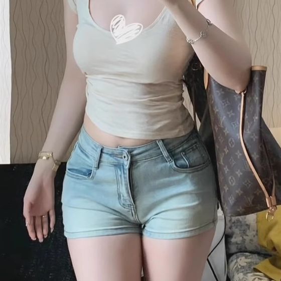 Light-colored hot girl plump denim shorts for women in summer new high-waist stretch tight slimming A-line hip hot pants
Light-colored hot girl plump denim shorts for women in summer new high-waist stretch tight slimming A-line hip hot pants