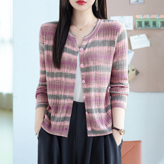 Spring and Autumn new fashionable V-neck slim knitted cardigan jacket sweater women contrast striped age-reducing top
Spring and Autumn new fashionable V-neck slim knitted cardigan jacket sweater women contrast striped age-reducing top