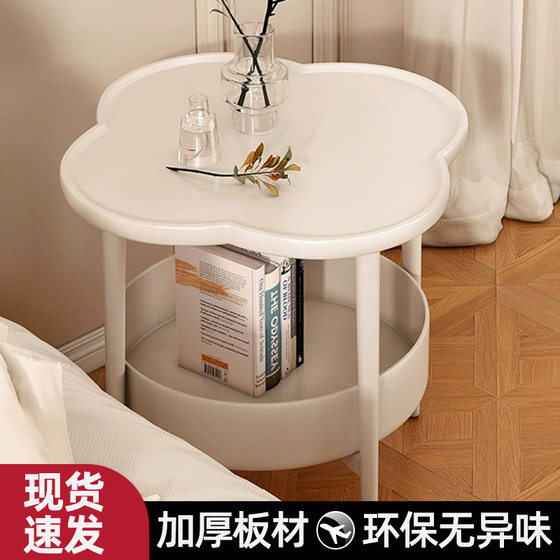 Girls put takeaway express storage rack at the door of their homes and puts racks outside the door for renting a coffee table bedside table
Girls put takeaway express storage rack at the door of their homes and puts racks outside the door for renting a coffee table bedside table