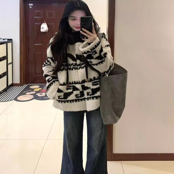 Seoul winter ~ Korean small lamb fur short jacket for women with high-end plush thickened warm hooded top
Seoul winter ~ Korean small lamb fur short jacket for women with high-end plush thickened warm hooded top