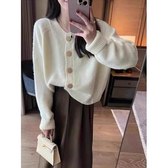 Fashionable single-breasted solid color cardigan sweater for women in autumn and winter soft glutinous simple knitted sweater top coat lazy style
Fashionable single-breasted solid color cardigan sweater for women in autumn and winter soft glutinous simple knitted sweater top coat lazy style