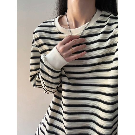 Lazy and relaxed striped long-sleeved T-shirt for boys' youthful outfit design sweatshirt early autumn bottoming shirt
Lazy and relaxed striped long-sleeved T-shirt for boys' youthful outfit design sweatshirt early autumn bottoming shirt