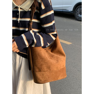 Autumn and winter retro women's bags 2025 new large-capacity suede bucket bag simple shoulder crossbody bag 
Autumn and winter retro women's bags 2025 new large-capacity suede bucket bag simple shoulder crossbody bag