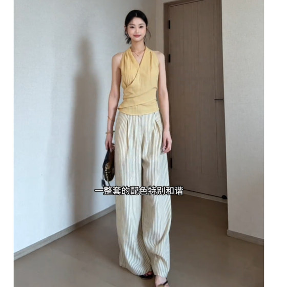 JIAHUI STUDIO Women's clothing, old Qian style Korean style, unique and high-end halter neck vest casual striped wide-leg pants
JIAHUI STUDIO Women's clothing, old Qian style Korean style, unique and high-end halter neck vest casual striped wide-leg pants
