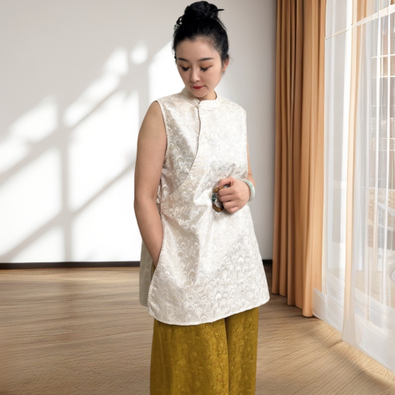 New Chinese style jacquard sleeveless top summer mulberry silk song radish jacquard versatile national style Odai vest
New Chinese style jacquard sleeveless top summer mulberry silk song radish jacquard versatile national style Odai vest