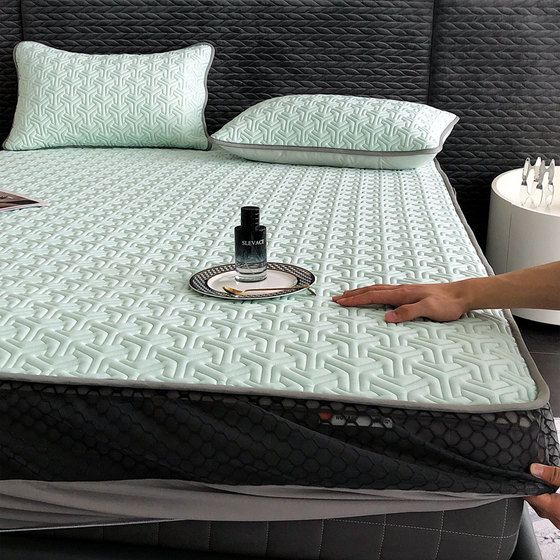 Summer Class A ice silk thickened latex mat three-piece set of bed covers foldable and washable air conditioning soft mat 
Summer Class A ice silk thickened latex mat three-piece set of bed covers foldable and washable air conditioning soft mat