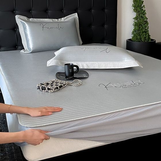 Class A summer light luxury wind and ice silk mat three-piece set high-precision jacquard washable cool bed cover style air conditioning mat
Class A summer light luxury wind and ice silk mat three-piece set high-precision jacquard washable cool bed cover style air conditioning mat