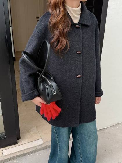 New Korean double-sided cashmere coat for women mid-length small lapels to make them look slim and elegant wooden button wool jacket
New Korean double-sided cashmere coat for women mid-length small lapels to make them look slim and elegant wooden button wool jacket