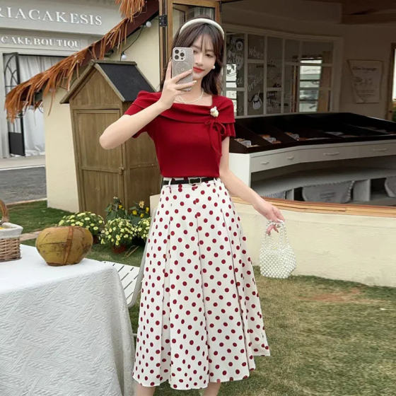 Retro Hong Kong style suit skirt for women in summer new chic design polka dot skirt square collar top two-piece set
Retro Hong Kong style suit skirt for women in summer new chic design polka dot skirt square collar top two-piece set