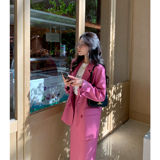 Spring Welfare/ Xiangwu Meicha has a slit back pink temperament suit and slim skirt two-piece set
Spring Welfare/ Xiangwu Meicha has a slit back pink temperament suit and slim skirt two-piece set