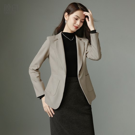 Late white 2025 autumn new fashionable slim collar slim and slim commuting capable long-sleeved suit jacket for women
Late white 2025 autumn new fashionable slim collar slim and slim commuting capable long-sleeved suit jacket for women