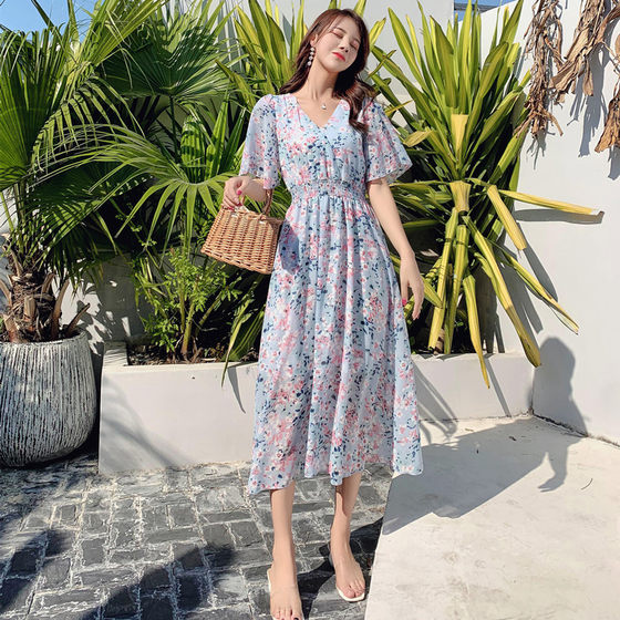 Gentle style and sweet waist-hugging and slimming over the knee A-line skirt 2024 summer new V-neck and short-sleeved dress
Gentle style and sweet waist-hugging and slimming over the knee A-line skirt 2024 summer new V-neck and short-sleeved dress