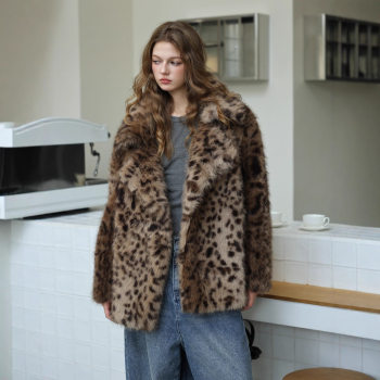 Leopard print mid-length fur suit, fashionable and young, environmentally friendly fur, western-style casual, thickened artificial fur 
Leopard print mid-length fur suit, fashionable and young, environmentally friendly fur, western-style casual, thickened artificial fur