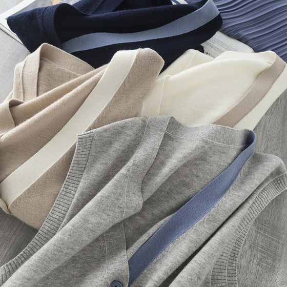 Stacking through the king! I prefer the ravioli -grade color versatile real wearing temperament deep V -neck comfortable all -wool knit vest cardigan female Stacking through the king! I prefer the ravioli -grade color versatile real wearing temperament deep V -neck comfortable all -wool knit vest cardigan female