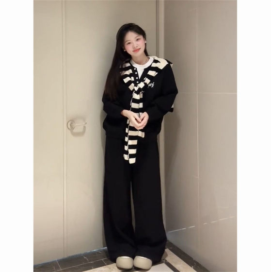 French new style gentle commuting temperament style fake two-piece embroidered black sweatshirt with striped shawl two-piece suit
French new style gentle commuting temperament style fake two-piece embroidered black sweatshirt with striped shawl two-piece suit