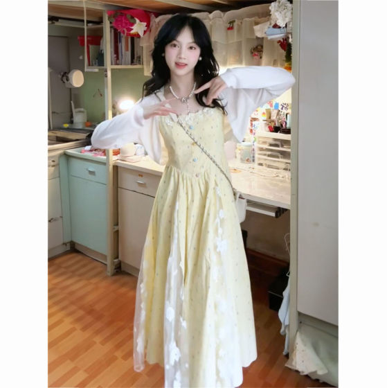 Sweet and gentle lady style yellow floral splicing suspender dress + white sunscreen shawl women's two-piece suit
Sweet and gentle lady style yellow floral splicing suspender dress + white sunscreen shawl women's two-piece suit