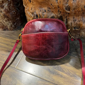 Vegetable tanned cowhide women's new genuine leather retro simple mini crossbody small round bag head layer cowhide shoulder bag 
Vegetable tanned cowhide women's new genuine leather retro simple mini crossbody small round bag head layer cowhide shoulder bag