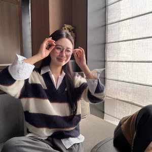 Yizhimeng-2025 new women's sweater autumn and winter Korean style V-neck striped pullover sweater loose and casual 
Yizhimeng-2025 new women's sweater autumn and winter Korean style V-neck striped pullover sweater loose and casual