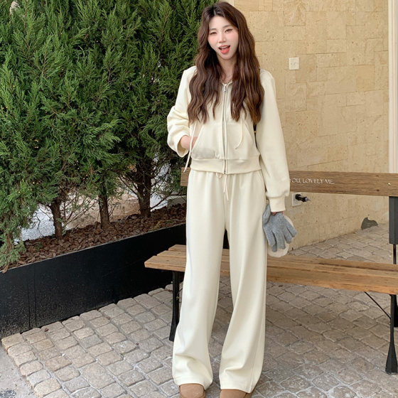 Berry Likes You Dapang Customized Three-Color Plush Hooded Sweatshirt Loose High Waist Wide Legs Casual Pants Set
Berry Likes You Dapang Customized Three-Color Plush Hooded Sweatshirt Loose High Waist Wide Legs Casual Pants Set