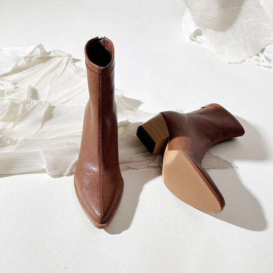 Lotus Mansion 2025 autumn and winter short boots simple pointed toe short slim boots temperament versatile thick heel women's boots fashion boots
Lotus Mansion 2025 autumn and winter short boots simple pointed toe short slim boots temperament versatile thick heel women's boots fashion boots