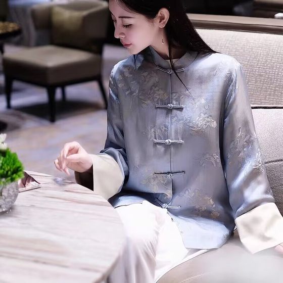Xiangyunsha new Chinese style 2023 spring short jacquard jacket for women high-end retro plaid stand collar top
Xiangyunsha new Chinese style 2023 spring short jacquard jacket for women high-end retro plaid stand collar top