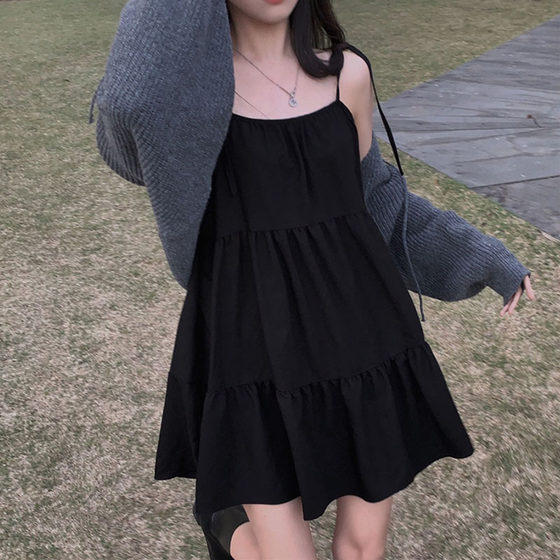 French niche black suspender dress female summer new temperament stitching pleated loose A -line skirt short skirt
French niche black suspender dress female summer new temperament stitching pleated loose A -line skirt short skirt