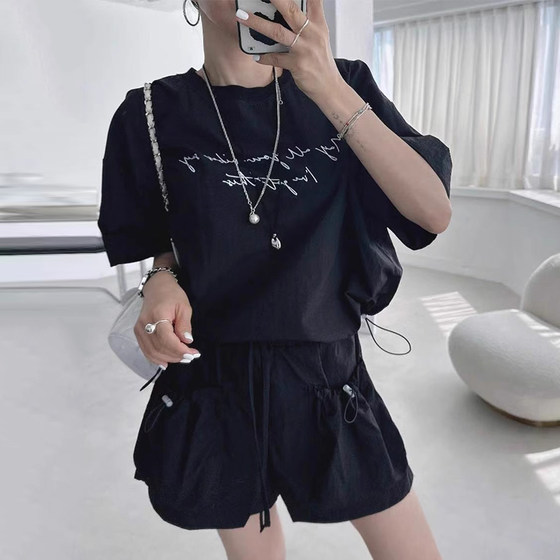 Liangliangjia retro letter printed drawstring short top for women's summer new double pocket wide-leg shorts two-piece set
Liangliangjia retro letter printed drawstring short top for women's summer new double pocket wide-leg shorts two-piece set
