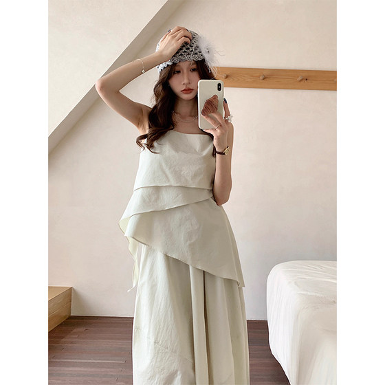Liangliangjia irregular ruffled small suspender for women in summer new retro age-reducing high waist bud skirt suit
Liangliangjia irregular ruffled small suspender for women in summer new retro age-reducing high waist bud skirt suit