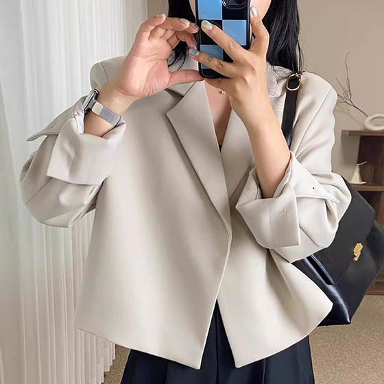 Korean chic autumn niche high-end suit collar one-button loose classic versatile long-sleeved suit jacket for women
Korean chic autumn niche high-end suit collar one-button loose classic versatile long-sleeved suit jacket for women
