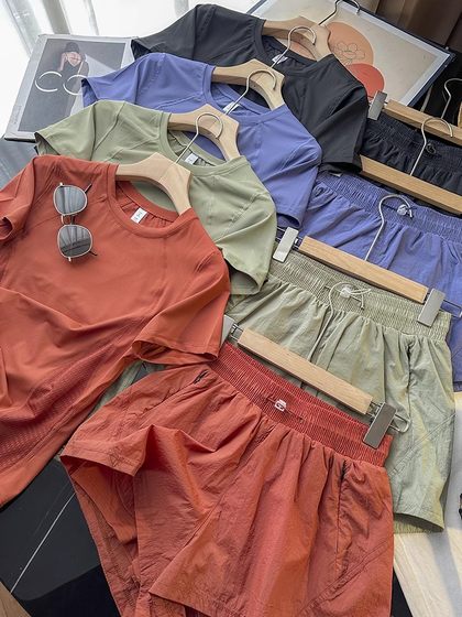 Wall push ~ L'Office Factory! Mesh design breathable and sweat-free quick-drying round neck short-sleeved T-shirt + shorts yoga suit
Wall push ~ L'Office Factory! Mesh design breathable and sweat-free quick-drying round neck short-sleeved T-shirt + shorts yoga suit
