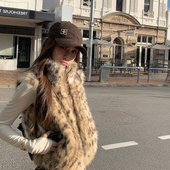 Women's fashionable new style of leopard print fur vest 
Women's fashionable new style of leopard print fur vest