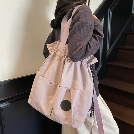 Fashion brand large capacity ins internet celebrity sports gym bag waterproof nylon cloth excursion bag storage bag shopping bag 
Fashion brand large capacity ins internet celebrity sports gym bag waterproof nylon cloth excursion bag storage bag shopping bag